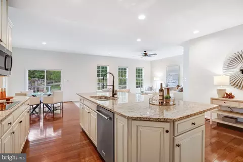 Kitchen - 26798 Barnsley Pl, Chantilly, VA 20152 photo 6 of 8