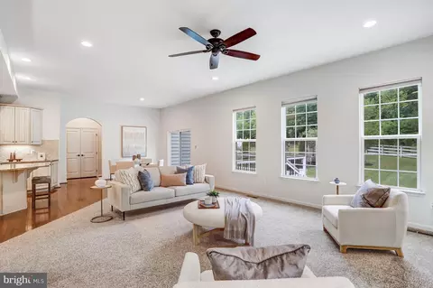 Living - 26798 Barnsley Pl, Chantilly, VA 20152 photo 4 of 6