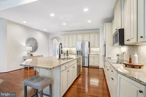 Kitchen - 26798 Barnsley Pl, Chantilly, VA 20152 photo 5 of 8