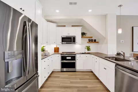 Kitchen - 42659 Darala Dr, Ashburn, VA 20147 photo 2 of 4