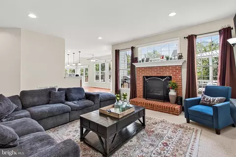 Living - 42655 Harris St, Chantilly, VA 20152 photo 2 of 4