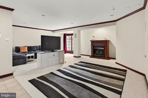Living - 42655 Harris St, Chantilly, VA 20152 photo 3 of 4