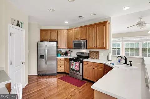 Kitchen - 42655 Harris St, Chantilly, VA 20152 photo 3 of 5