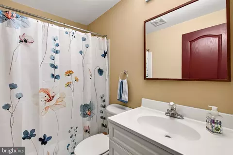 Bath - 42655 Harris St, Chantilly, VA 20152 photo 4 of 4