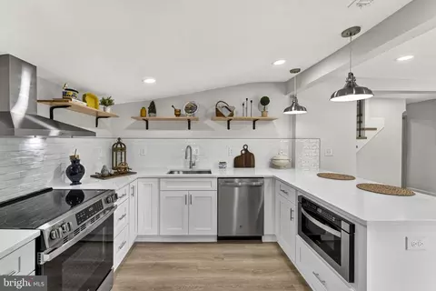 Kitchen - 33960 Welbourne Rd, Upperville, VA 20184 photo 2 of 6