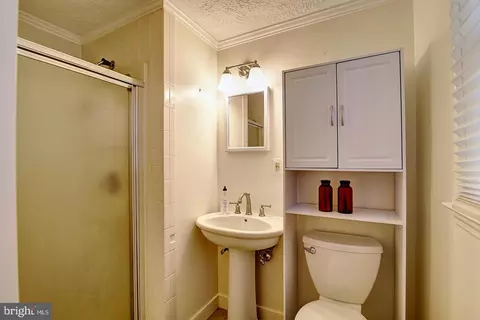 Bath - 16119 Hampton Rd, Hamilton, VA 20158 photo 1 of 2