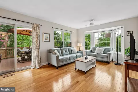 Living - 43498 Blacksmith Sq, Ashburn, VA 20147 photo 1 of 2