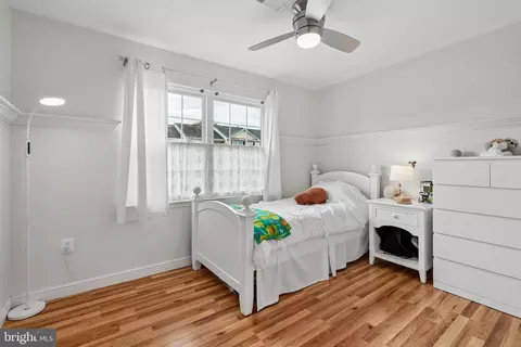 Bedroom - 43498 Blacksmith Sq, Ashburn, VA 20147 photo 5 of 6