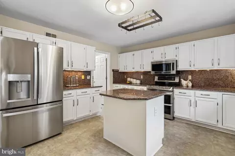 Kitchen - 20547 Ringold Dr, Ashburn, VA 20147 photo 6 of 8