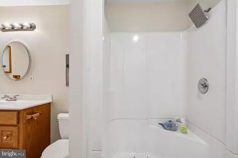 Bath - 20547 Ringold Dr, Ashburn, VA 20147 photo 10 of 10