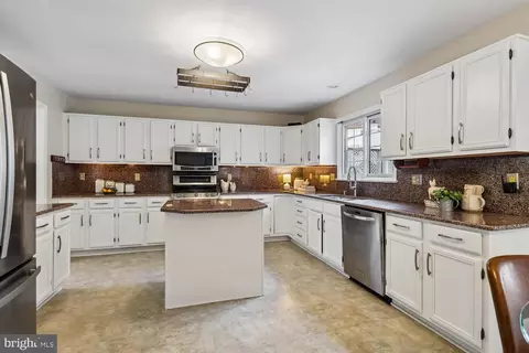 Kitchen - 20547 Ringold Dr, Ashburn, VA 20147 photo 1 of 8