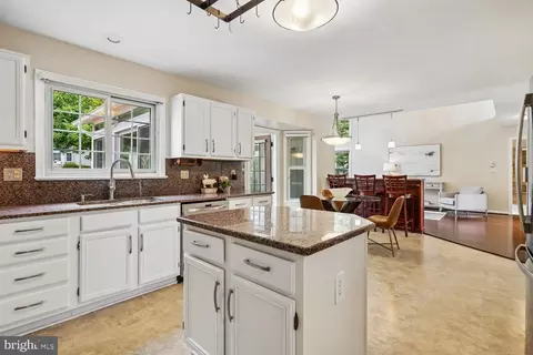 Kitchen - 20547 Ringold Dr, Ashburn, VA 20147 photo 7 of 8