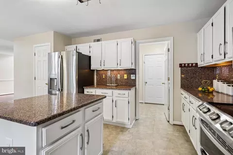 Kitchen - 20547 Ringold Dr, Ashburn, VA 20147 photo 4 of 8