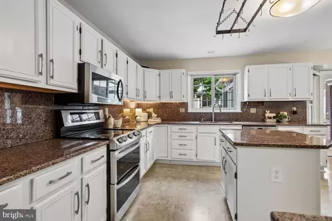 Kitchen - 20547 Ringold Dr, Ashburn, VA 20147 photo 5 of 8