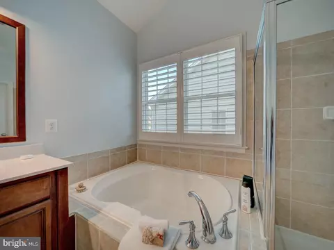 Bath - 43320 Barnstead Dr, Ashburn, VA 20148 photo 5 of 10