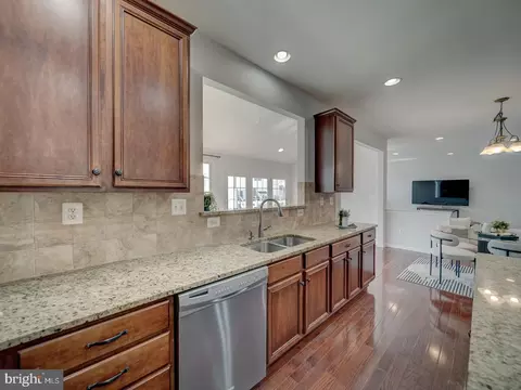 Kitchen - 43320 Barnstead Dr, Ashburn, VA 20148 photo 7 of 10