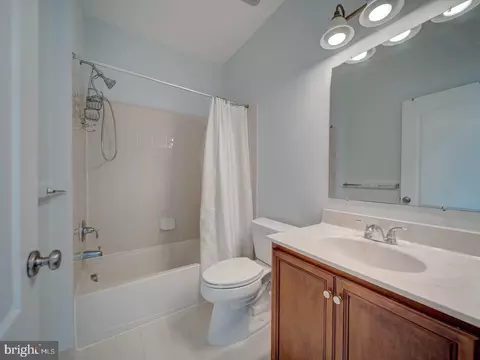 Bath - 43320 Barnstead Dr, Ashburn, VA 20148 photo 6 of 10