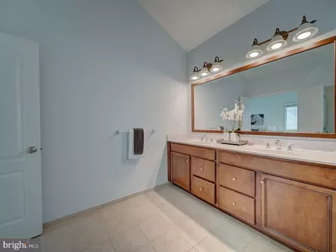 Bath - 43320 Barnstead Dr, Ashburn, VA 20148 photo 3 of 10