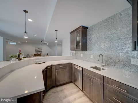 Kitchen - 43320 Barnstead Dr, Ashburn, VA 20148 photo 9 of 10