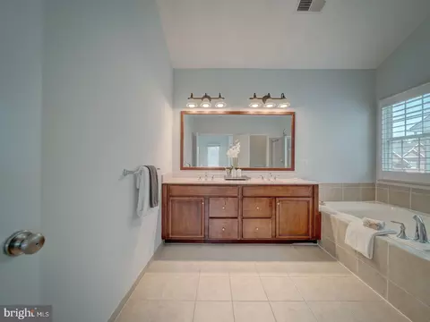 Bath - 43320 Barnstead Dr, Ashburn, VA 20148 photo 2 of 10