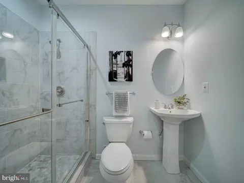 Bath - 43320 Barnstead Dr, Ashburn, VA 20148 photo 10 of 10