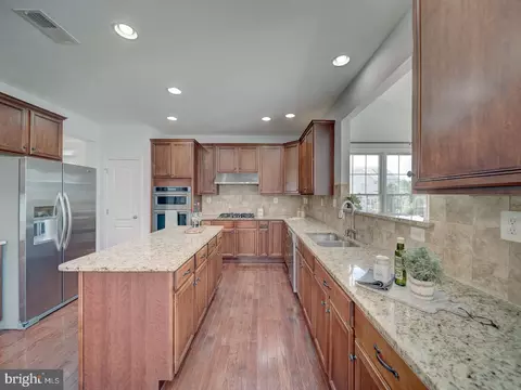 Kitchen - 43320 Barnstead Dr, Ashburn, VA 20148 photo 2 of 10