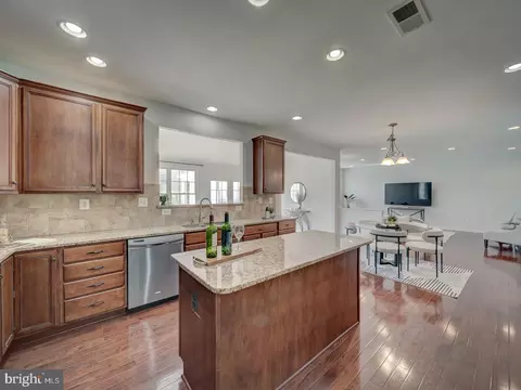 Kitchen - 43320 Barnstead Dr, Ashburn, VA 20148 photo 5 of 10