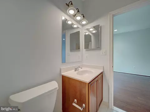 Bath - 43320 Barnstead Dr, Ashburn, VA 20148 photo 7 of 10