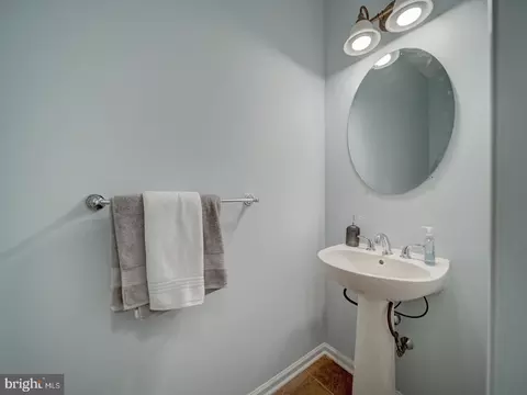 Bath - 43320 Barnstead Dr, Ashburn, VA 20148 photo 1 of 10