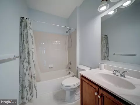 Bath - 43320 Barnstead Dr, Ashburn, VA 20148 photo 8 of 10