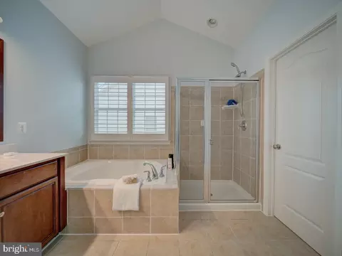 Bath - 43320 Barnstead Dr, Ashburn, VA 20148 photo 4 of 10