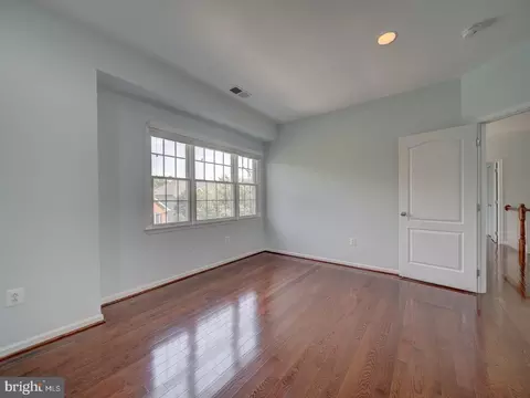 Bedroom - 43320 Barnstead Dr, Ashburn, VA 20148 photo 15 of 16