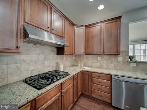 Kitchen - 43320 Barnstead Dr, Ashburn, VA 20148 photo 6 of 10