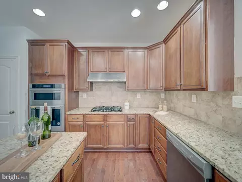Kitchen - 43320 Barnstead Dr, Ashburn, VA 20148 photo 4 of 10