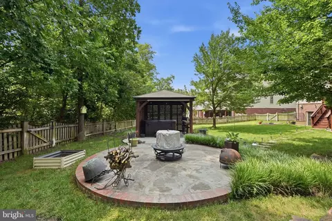 Exterior - 42815 Explorer Dr, Brambleton, VA 20148 photo 9 of 10