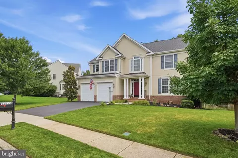 Exterior - 42815 Explorer Dr, Brambleton, VA 20148 photo 2 of 10