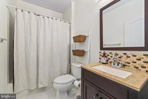 Bath - 43245 Barnstead Dr, Ashburn, VA 20148 photo 4 of 4