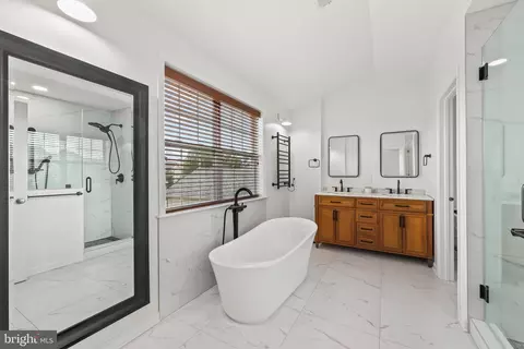 Bath - 43245 Barnstead Dr, Ashburn, VA 20148 photo 1 of 4