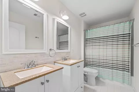 Bath - 43245 Barnstead Dr, Ashburn, VA 20148 photo 3 of 4