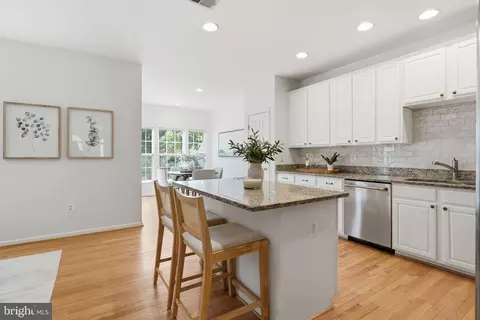 Kitchen - 43451 Laidlow St, Chantilly, VA 20152 photo 2 of 3