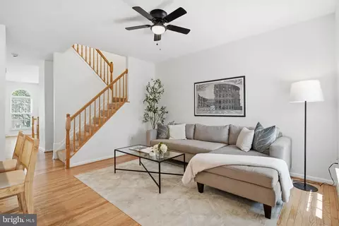 Living - 43451 Laidlow St, Chantilly, VA 20152 photo 2 of 6
