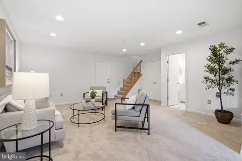 Living - 43451 Laidlow St, Chantilly, VA 20152 photo 3 of 6