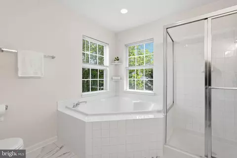 Bath - 43451 Laidlow St, Chantilly, VA 20152 photo 2 of 4