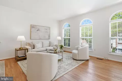 Living - 43451 Laidlow St, Chantilly, VA 20152 photo 1 of 6