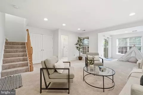 Living - 43451 Laidlow St, Chantilly, VA 20152 photo 5 of 6