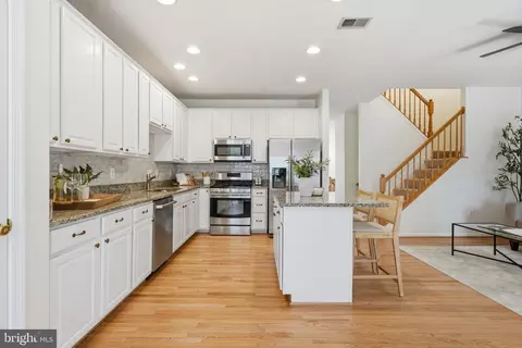 Kitchen - 43451 Laidlow St, Chantilly, VA 20152 photo 3 of 3