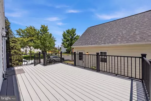 Exterior - 42472 Mandolin St, Chantilly, VA 20152 photo 3 of 8