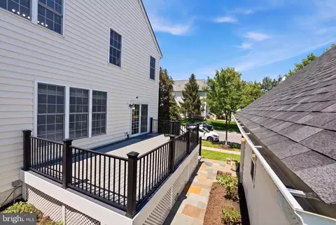 Exterior - 42472 Mandolin St, Chantilly, VA 20152 photo 2 of 8