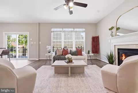 Living - 42472 Mandolin St, Chantilly, VA 20152 photo 2 of 5