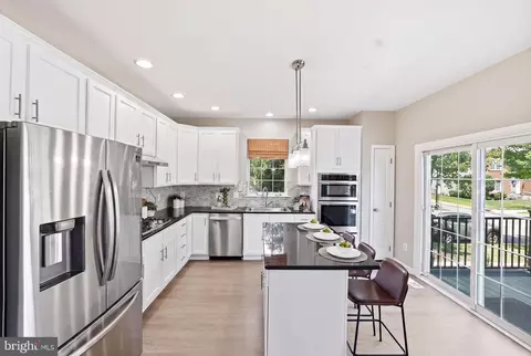 Kitchen - 42472 Mandolin St, Chantilly, VA 20152 photo 3 of 5